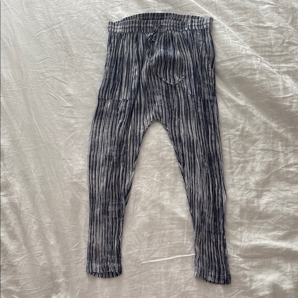 Free People Black and Gray Leggings with Sleek Design
